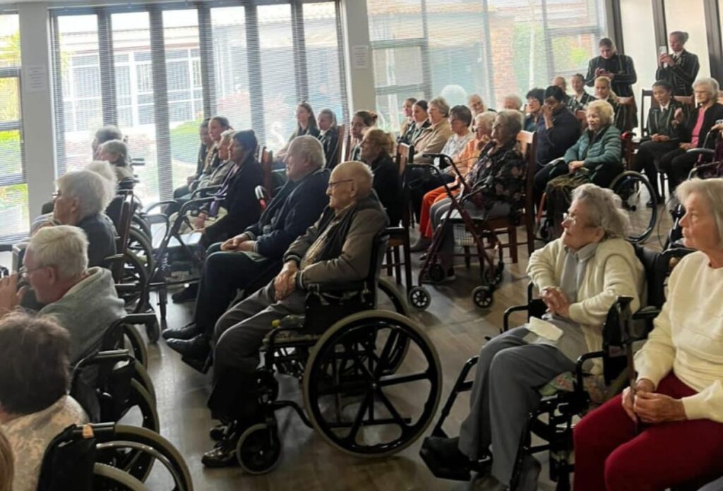 JF-leerders bring lag en liefde na Westerbloem Ouetehuis